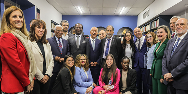 President of Portugal with students from the Portuguese Language Centre